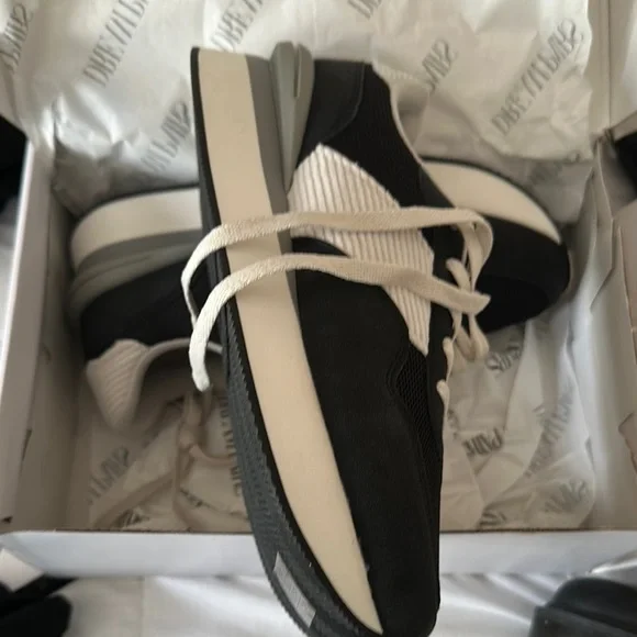 Black and White Casual Sneakers with Minimalist Design - Picture 3 of 4